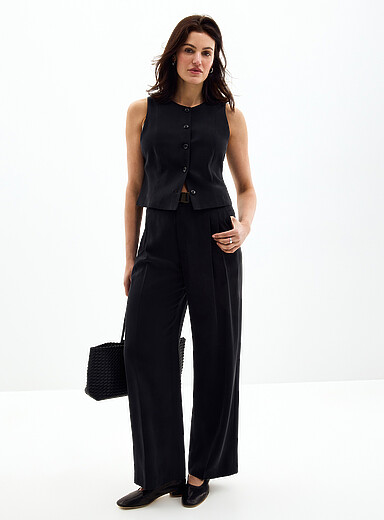 Le pantalon Essentiel fluide avec ceinture <b>Coupe : jambe large, taille mi-haute</b>