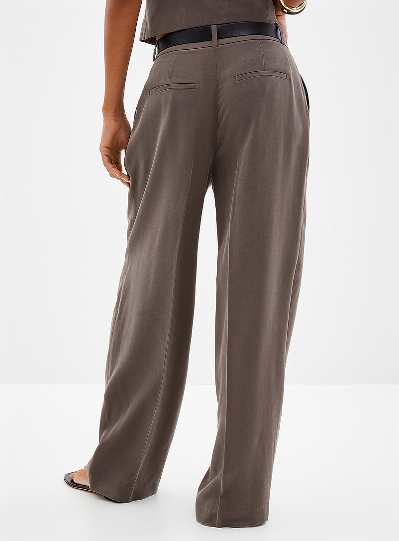 Belted flowy Essential pant Fit: Wide leg, mid rise