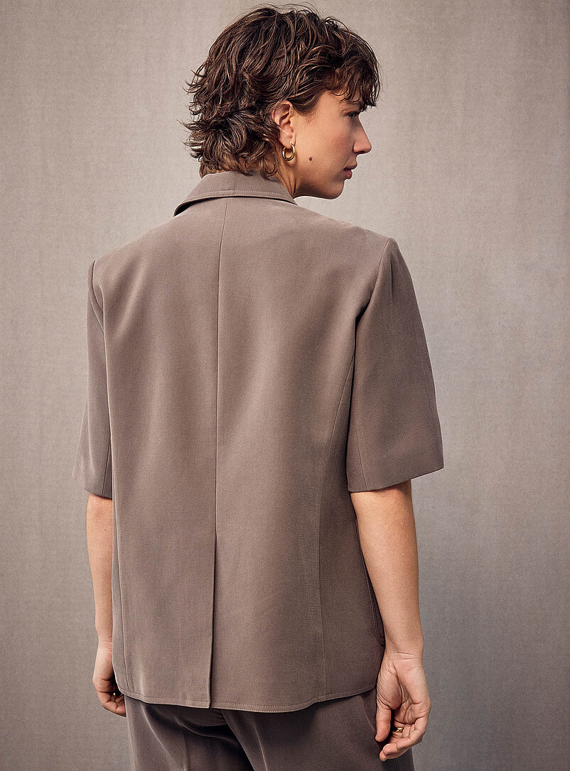 Contemporaine: Le veston fluide ample manches courtes Taupe pour femme