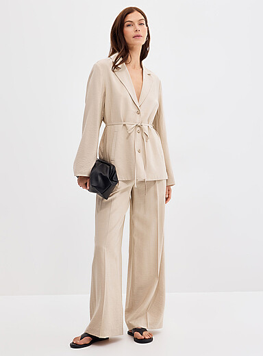 Le pantalon fluide martel&eacute; <b>Coupe : jambe large, taille haute</b>