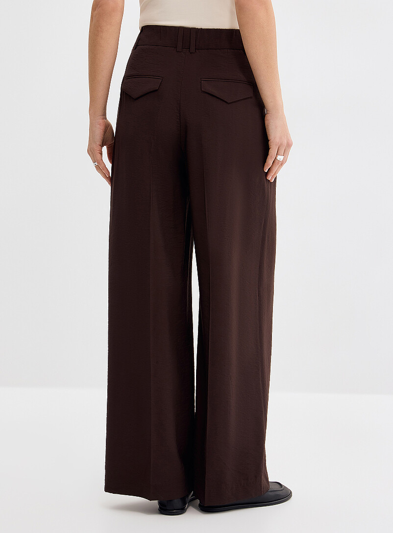Contemporaine: Le pantalon fluide martel&eacute; <b>Coupe : jambe large, taille haute</b> Sable pour femme