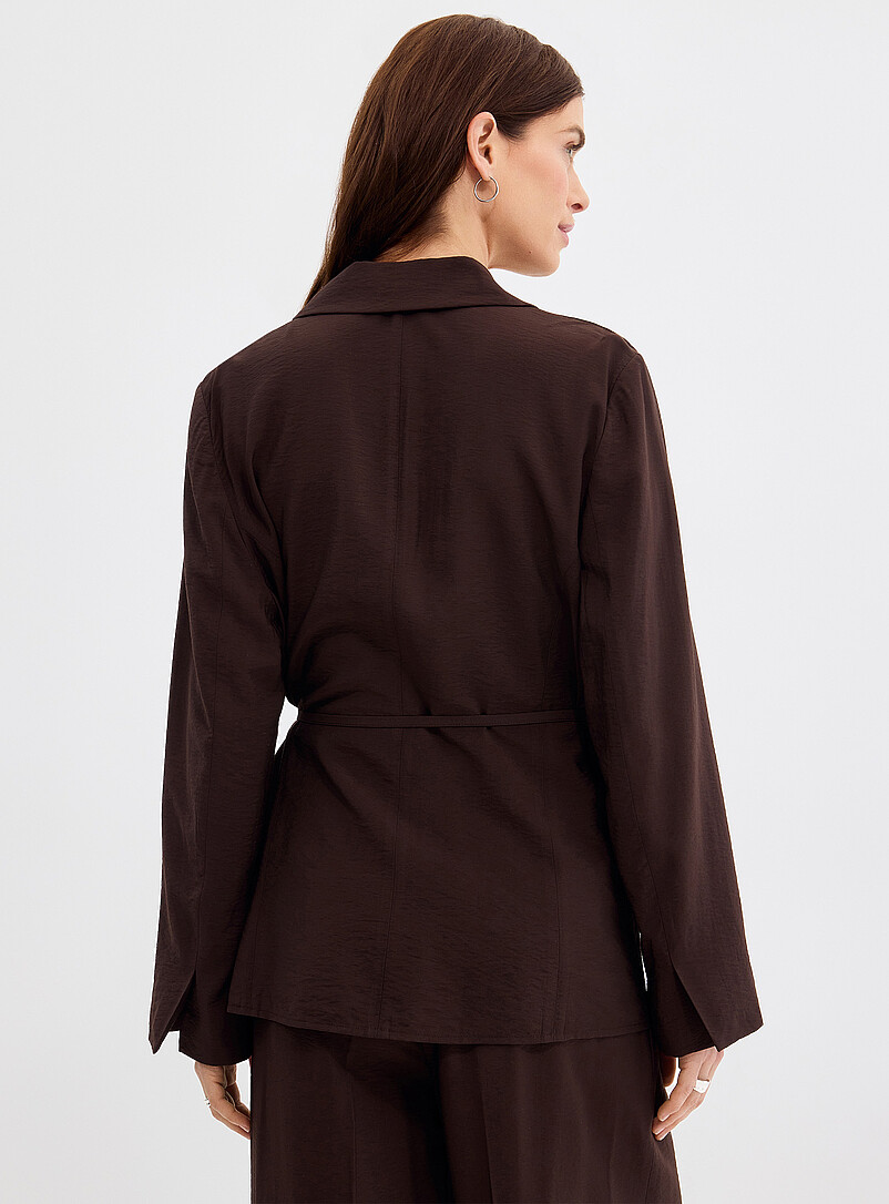 Contemporaine: Le veston fluide martel&eacute; fine ceinture Sable pour femme