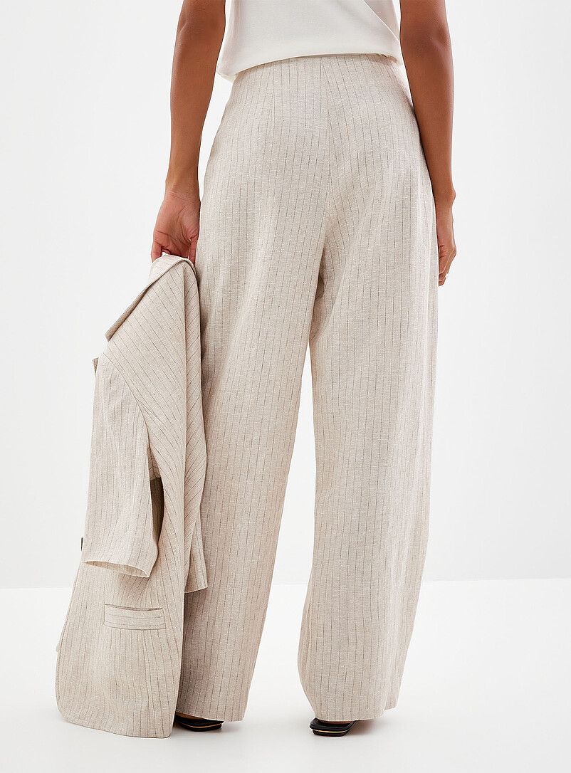 Contemporaine: Le pantalon lin sable &agrave; fines rayures <b>Coupe : jambe ballon, taille haute</b> &Eacute;cru - Lin pour femme