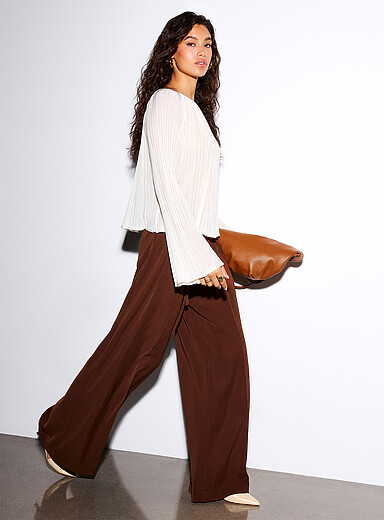 Le pantalon large et fluide &agrave; plis ceinture cordon
