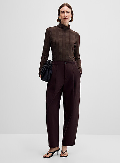 Structured and polished sewn-pleat pant <b>Fit: barrel leg, super high rise</b>