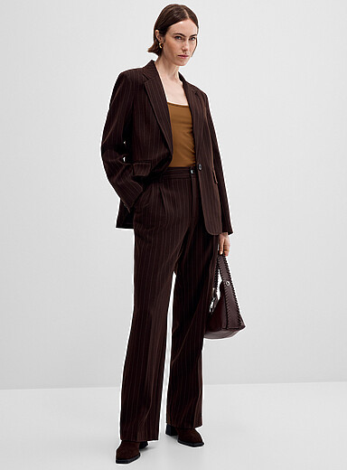 Le pantalon Essentiel serg&eacute; textur&eacute; &agrave; fines rayures <b>Coupe : jambe large, taille mi-haute</b>