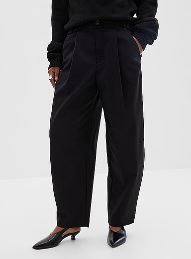 Structured and polished sewn-pleat pant