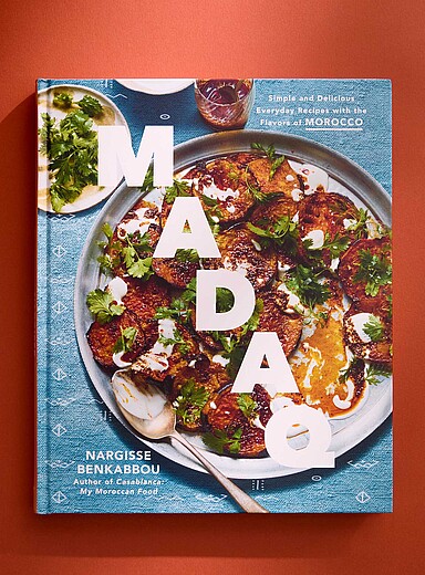 Penguin Random House: Le livre de recettes <i>Madaq Simple and Delicious Everyday Recipes with the Flavors of Morocco</i> Bleu &agrave; motifs
