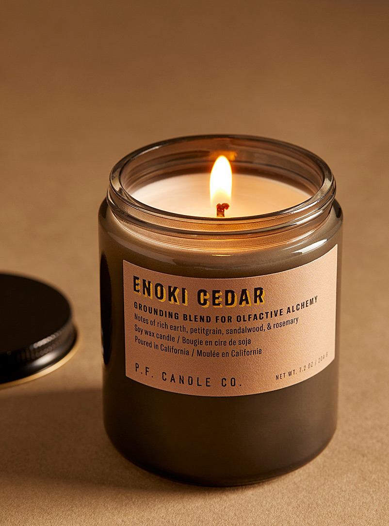 P.F. Candle Co.: La bougie cèdre enoki Brun pâle-taupe