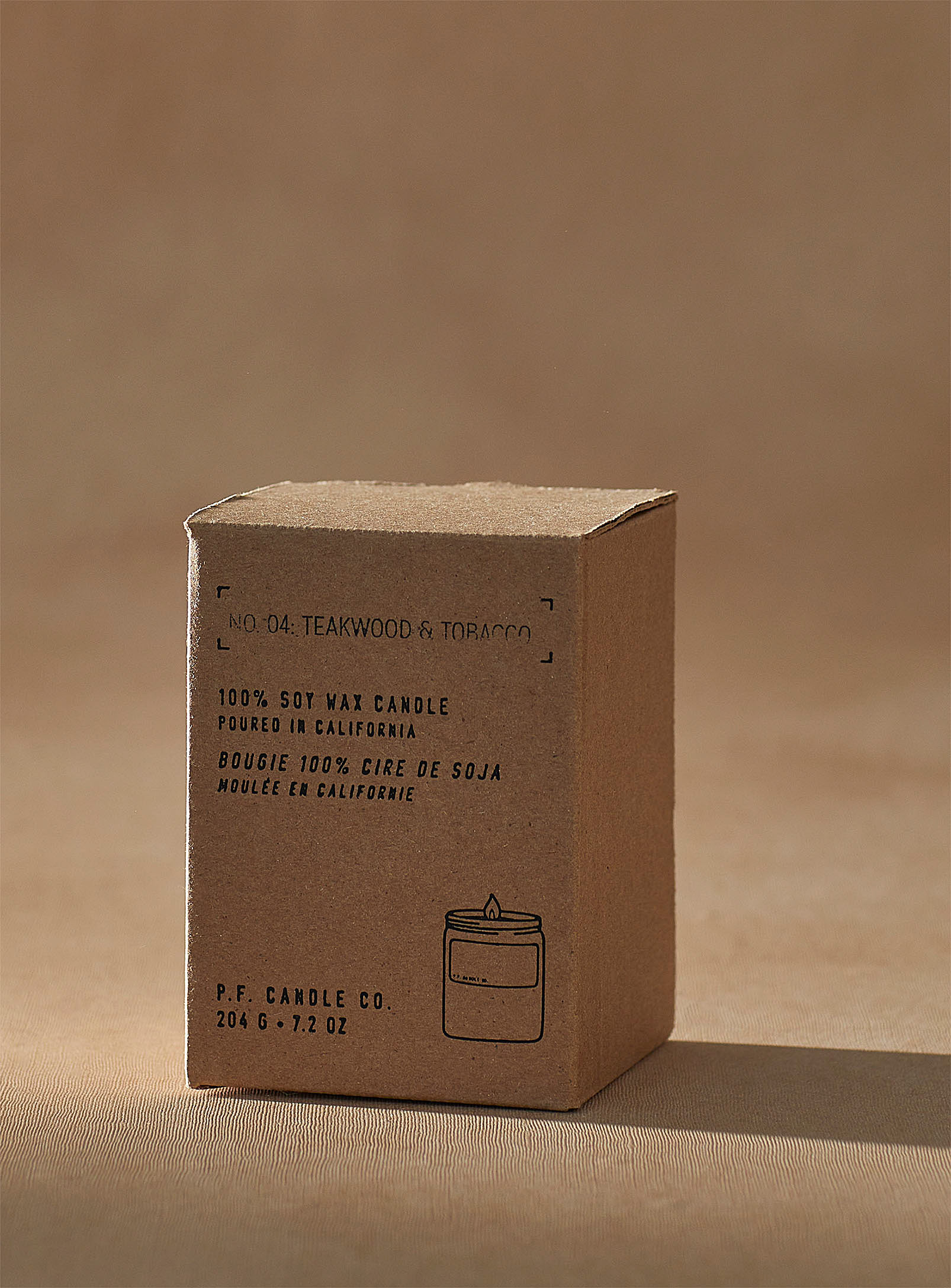 P.F. Candle Co. - La bougie parfumée bois de teck et tabac 204 g