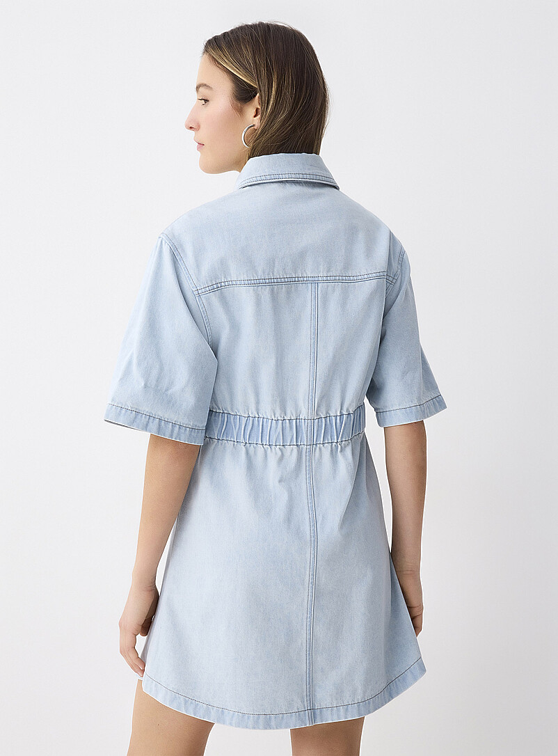 Twik: La robe chemise denim extensible Bleu p&acirc;le - Bleu ciel pour femme