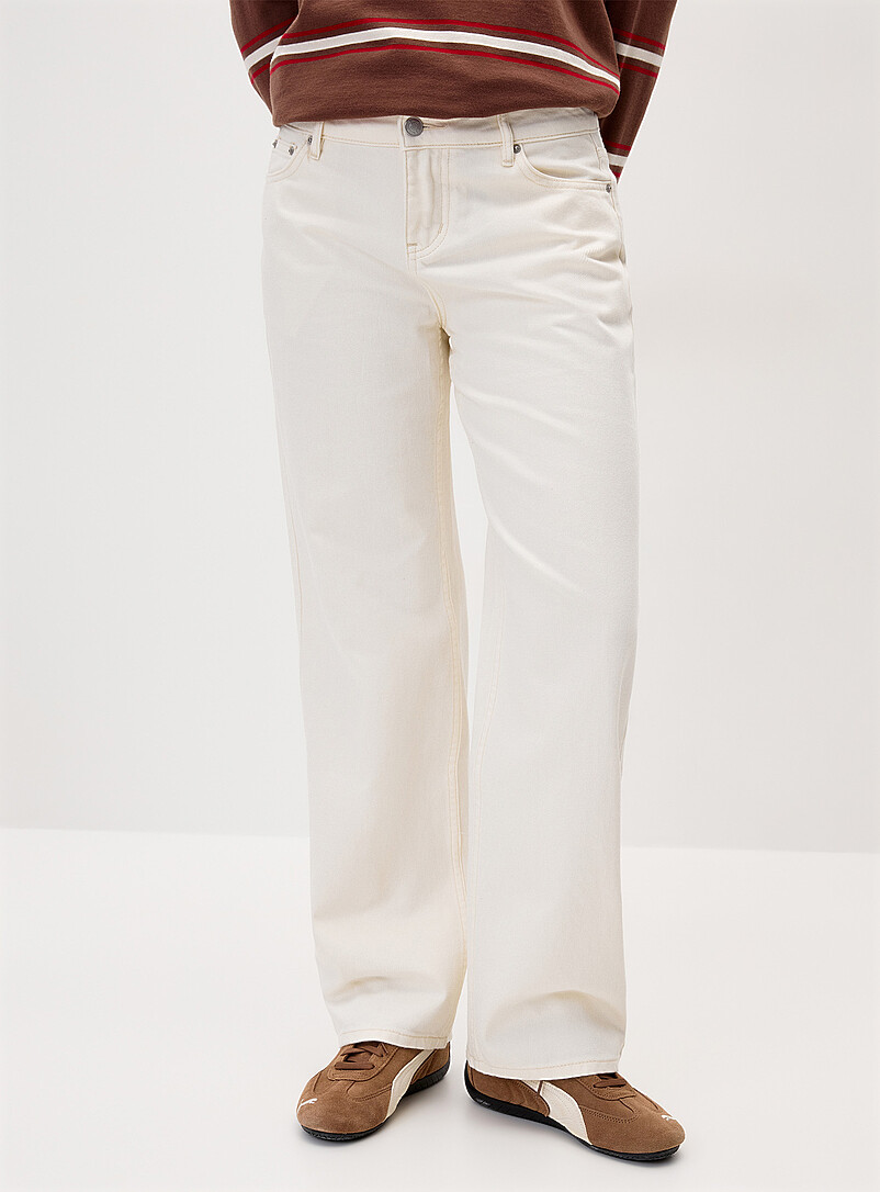 Twik: Le jean jambe large taille basse Blanc cass&eacute; pour femme