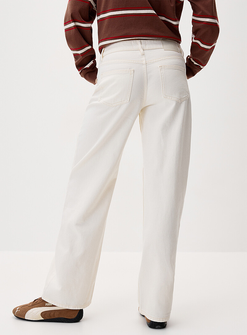 Twik: Le jean jambe large taille basse Blanc cass&eacute; pour femme