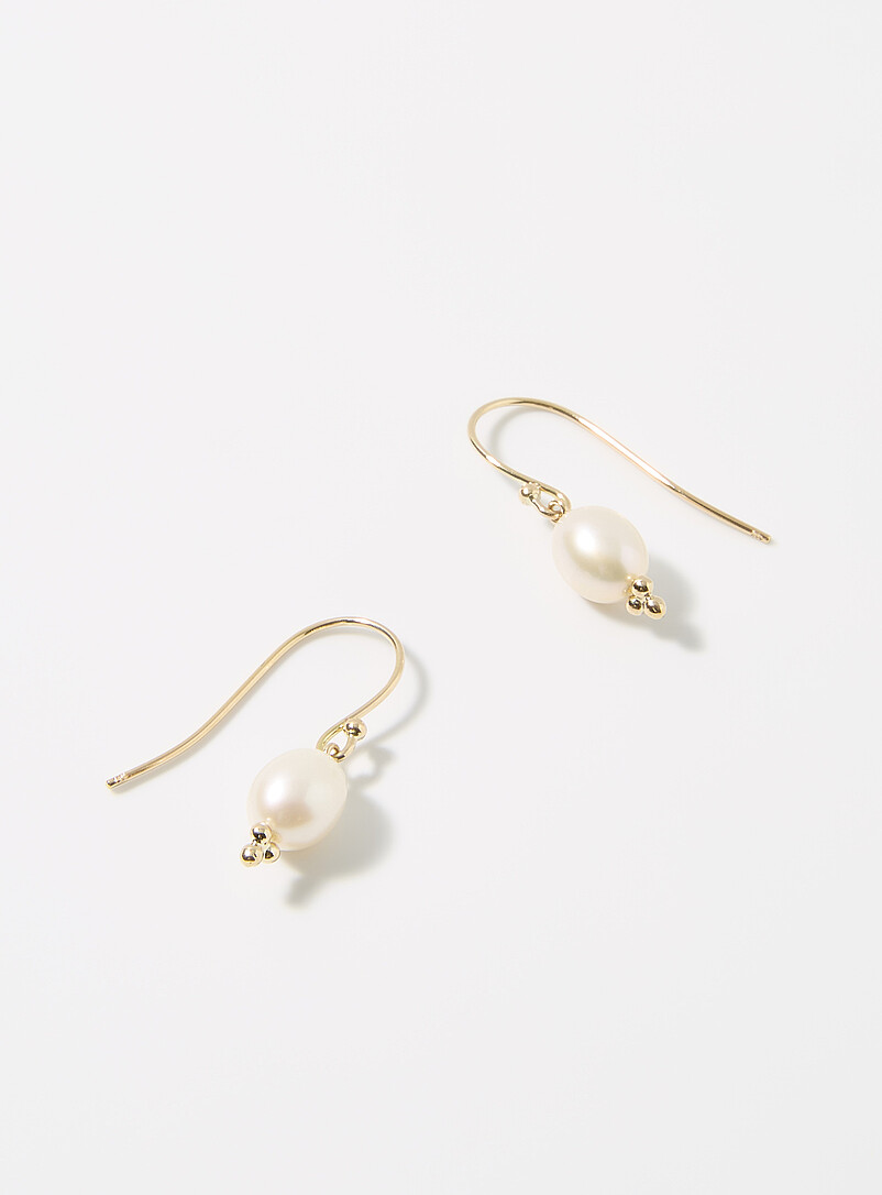 Boucles d'oreilles uniques vissées avec grappe de perles de verre rouges et noires Boucles d'oreilles uniques vissées avec grappe de perles de verre rouges et noires
