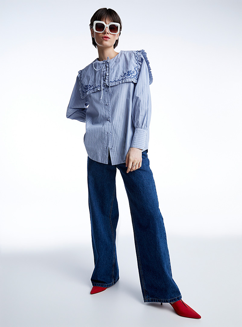 Damson Madder: La chemise rayée plastron à frisons Bleu à motifs pour femme