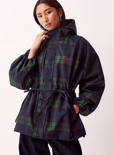 Damson Madder: Le manteau imperm&eacute;able carreaux Liu Bleu &agrave; motifs pour femme