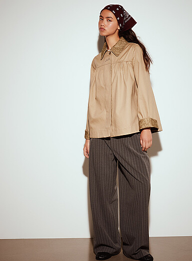 Damson Madder: Le trench court r&eacute;versible dentelle Mercedes Sable pour femme