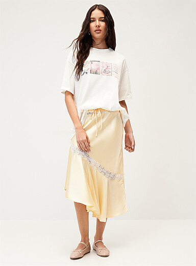 La jupe midi asym&eacute;trique satin et dentelle