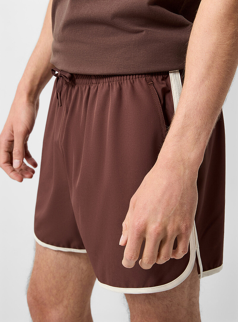 I.FIV5: Le short extensible lis&eacute;r&eacute; r&eacute;tro Longueur 5 po Brun pour homme
