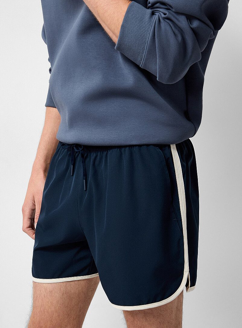 I.FIV5: Le short extensible lis&eacute;r&eacute; r&eacute;tro Longueur 5 po Brun pour homme