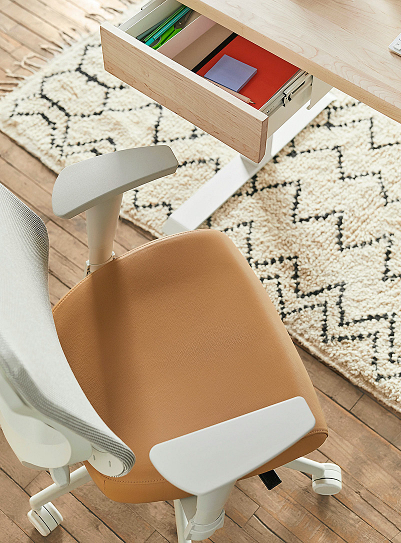Ergonofis: La chaise ergonomique YouToo avec assise en cuir Base blanche Miel chameau