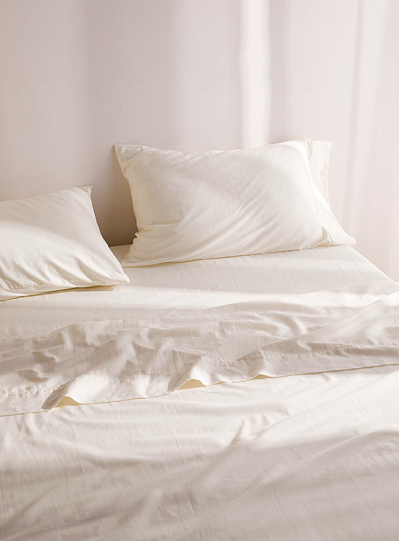 Simons Maison White Solid organic cotton sheet 200-thread-count Fits mattresses up to 16 in