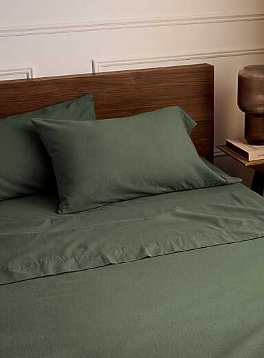 Simons Maison Green Plain organic cotton flannel sheet Fits mattresses up to 16 in 150 grams per m<sup><small>2</small></sup>