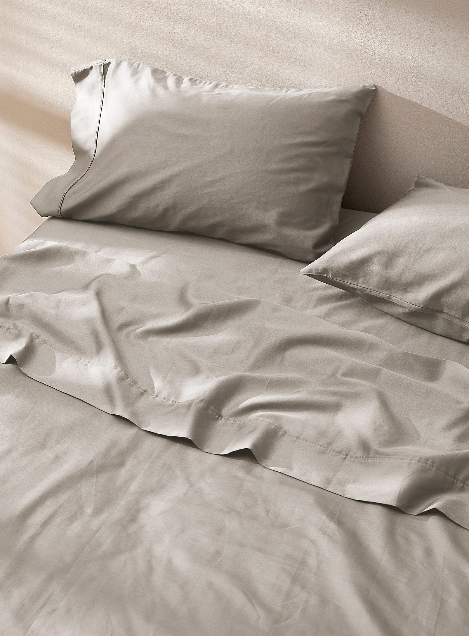 Simons Maison Solid Organic Cotton Sheet 200-thread-count Fits Mattresses Up To 16 In In Light Grey