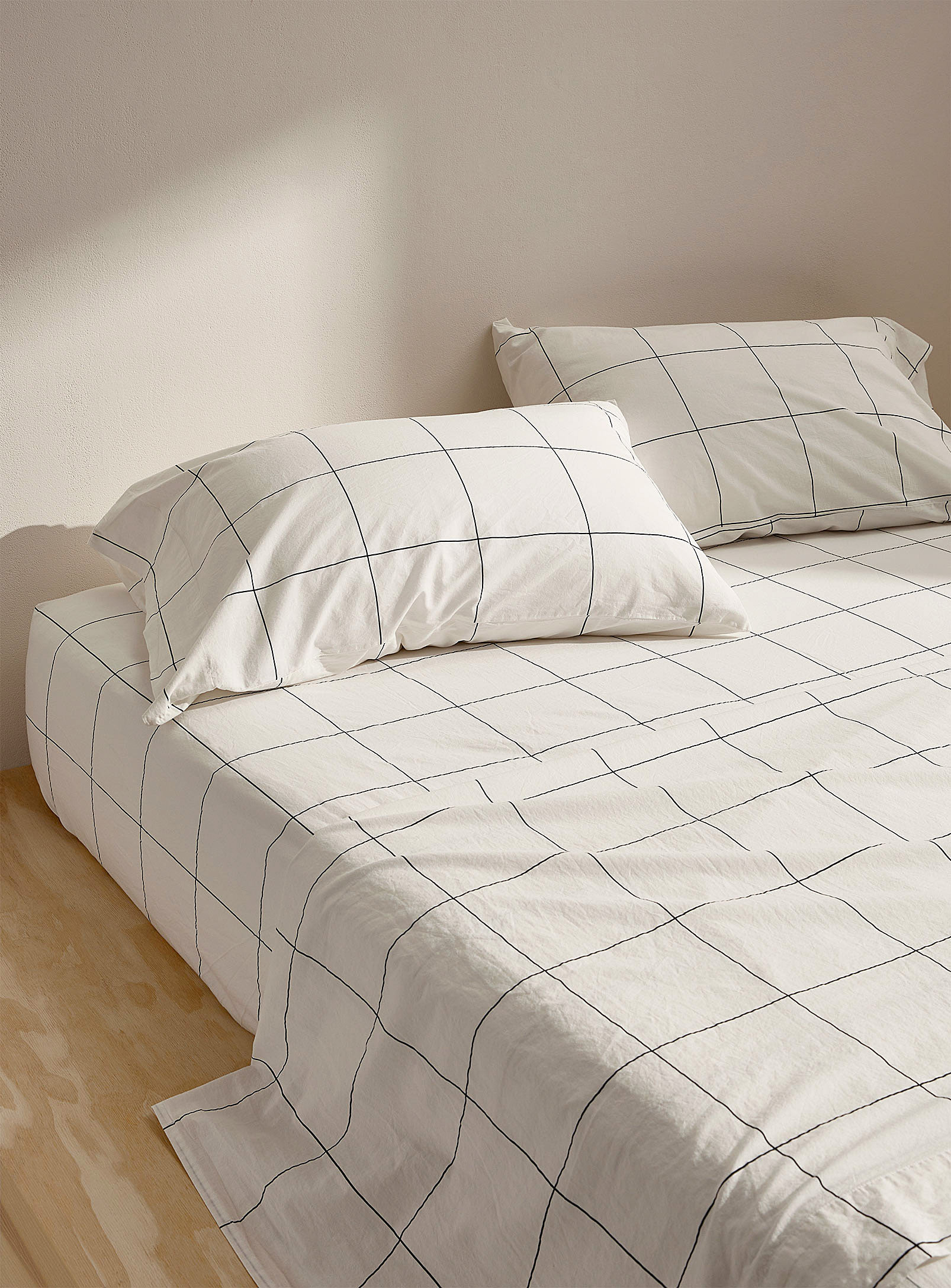 Simons Maison Windowpane Checks Bedsheet Set Fits Mattresses Up To 16 In In Black And White