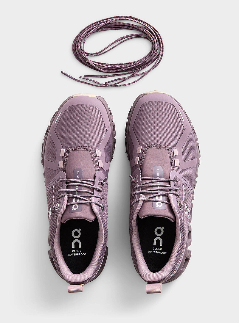 On: Le sneaker Cloud 6 imperm&eacute;able mauve Femme Raisin - Pourpre fonc&eacute; pour femme