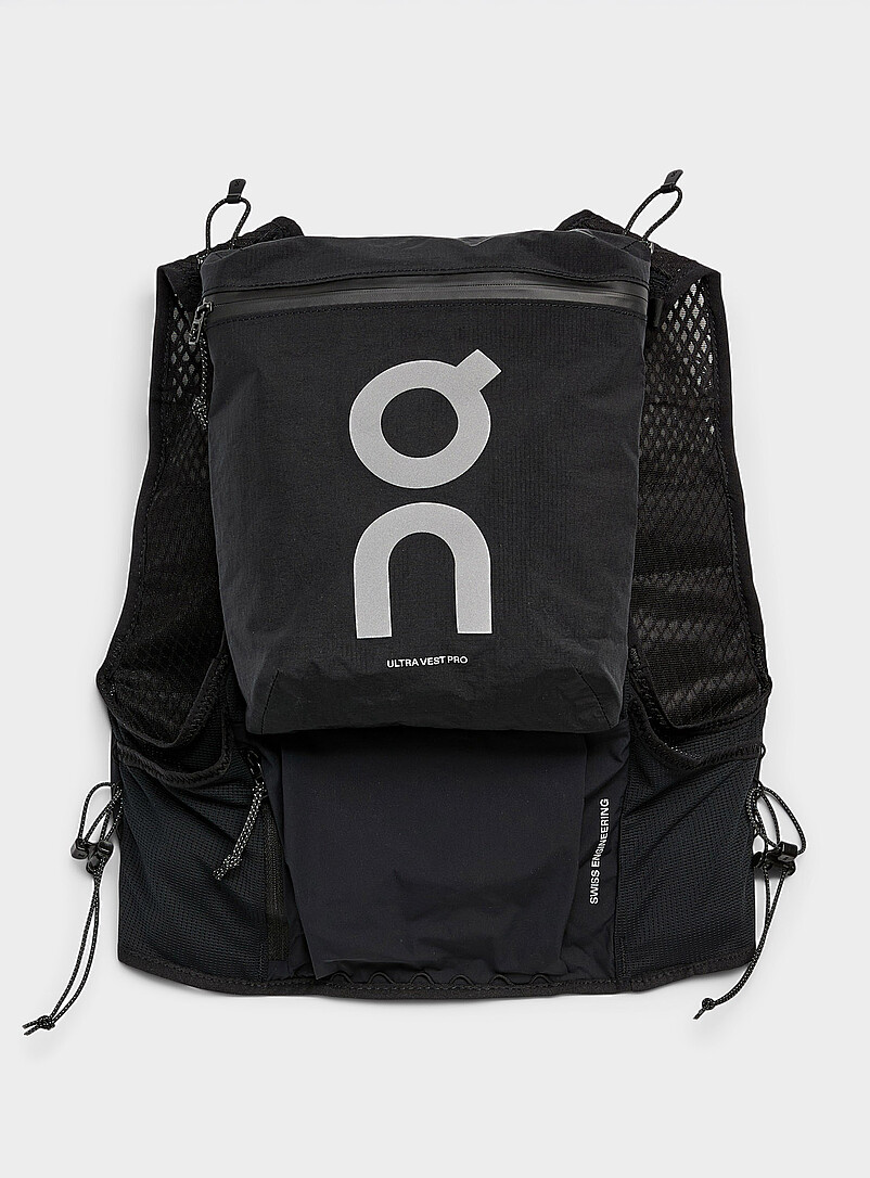 On Black Ultra 5L hydration jacket Removable pocket for women