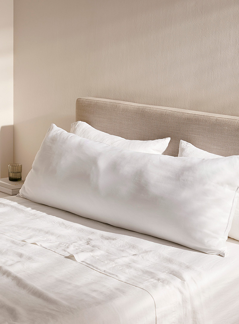 Évolution body pillow product image (primary)