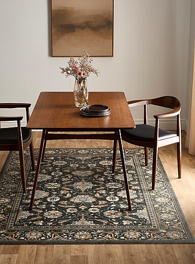 Adama: Le tapis vinyle Bazaar tapisserie florale 170 x 240 cm Noir &agrave; motifs