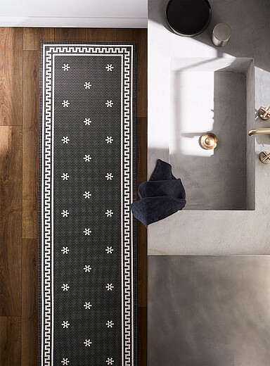 Adama: Le tapis vinyle coussin&eacute; imprim&eacute; tuiles g&eacute;o Voir nos formats offerts Noir &agrave; motifs