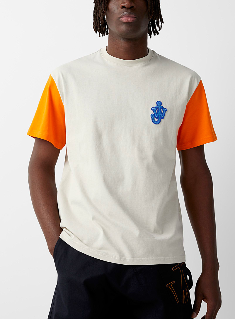 JW Anderson: Le t-shirt écusson ancre signature Orange pour homme