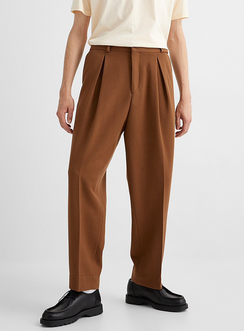 Ecole de Pensée: Le pantalon à plis couleur cognac Miel chameau pour homme