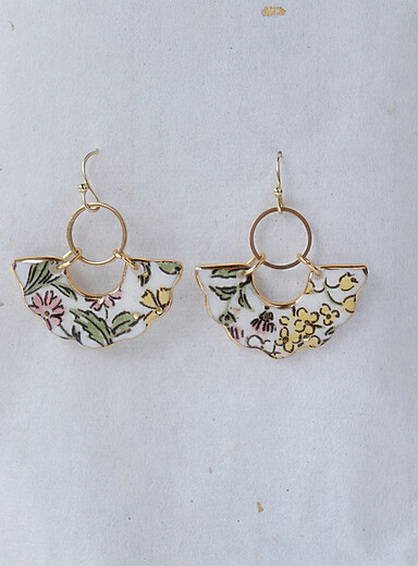 Les boucles d'oreilles &eacute;ventail de porcelaine Toya