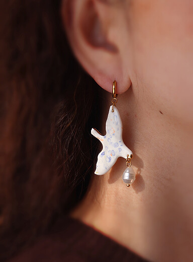 Les boucles d'oreilles oiseau de porcelaine Tori