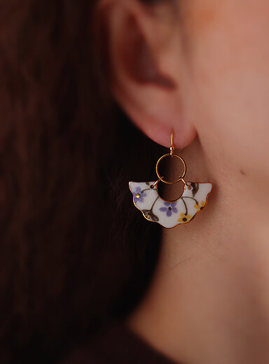 Les boucles d'oreilles &eacute;ventail de porcelaine Papuru