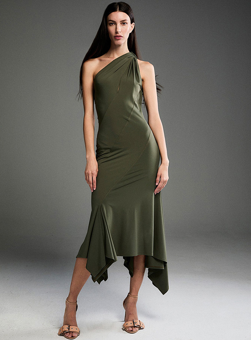 UNTTLD: La robe asymétrique Drea Kaki chartreuse pour femme