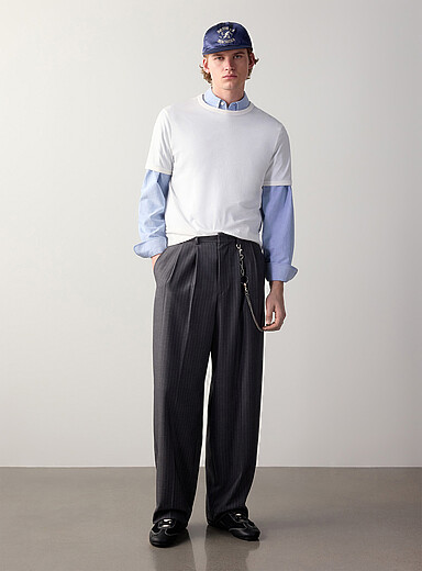 Le pantalon &agrave; plis rayures banquier Coupe ample <b>Importation de S&eacute;oul</b>