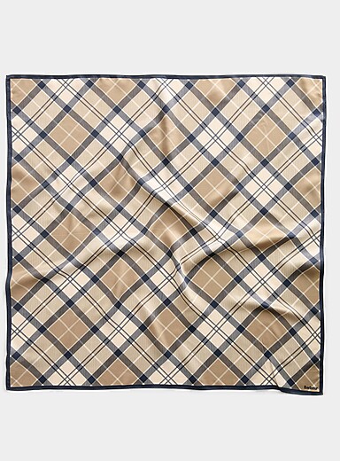 Le foulard satin&eacute; tartan beige et marine
