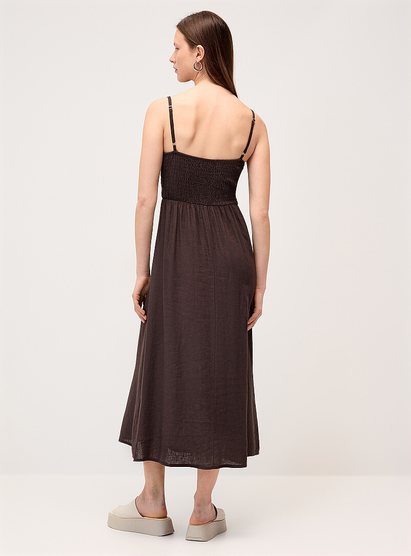 Twik: La robe midi lin m&eacute;lang&eacute; buste smock&eacute; Rubis - Vermillon pour femme