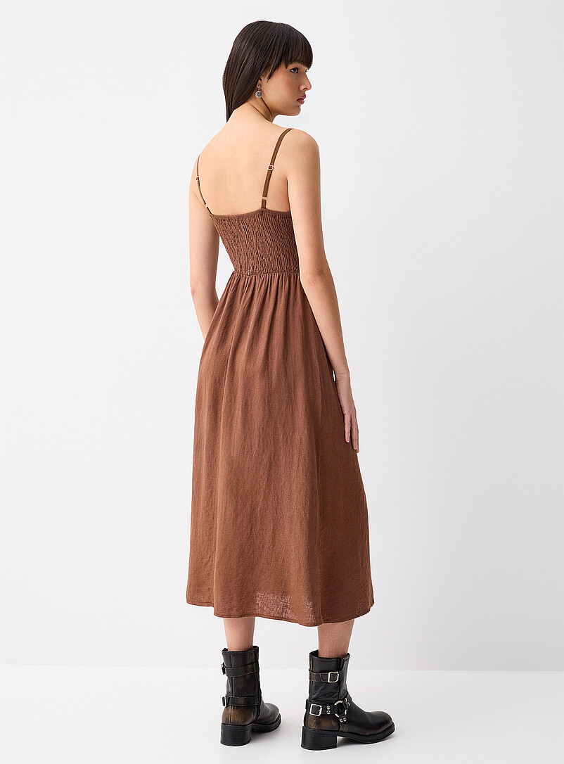 Twik: La robe midi lin m&eacute;lang&eacute; buste smock&eacute; Rubis - Vermillon pour femme