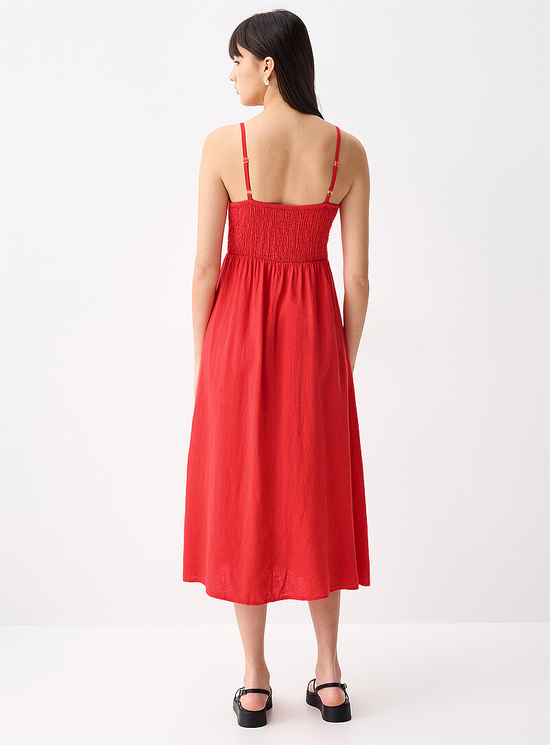 Twik: La robe midi lin m&eacute;lang&eacute; buste smock&eacute; Rubis - Vermillon pour femme