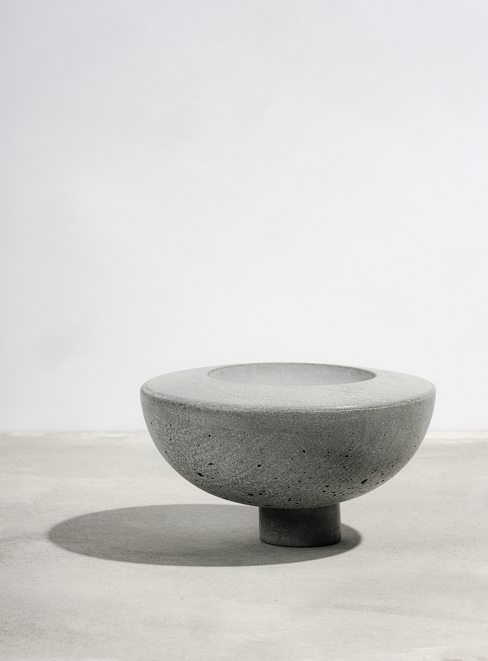 AtelierB - Standing off-centre decorative concrete bowl