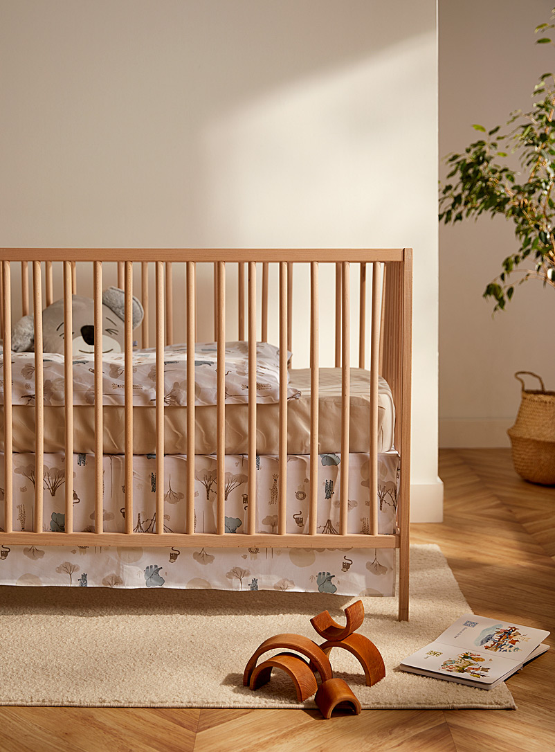 Perlimpinpin: L'ensemble de lit pour bébé 4 pièces Couette, housse de couette, drap contour et jupe de lit Blanc à motifs