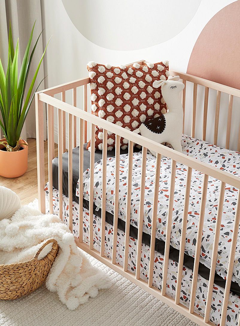 Perlimpinpin: L'ensemble de lit pour bébé 4 pièces Couette, housse de couette, drap contour et jupe de lit Brun assorti