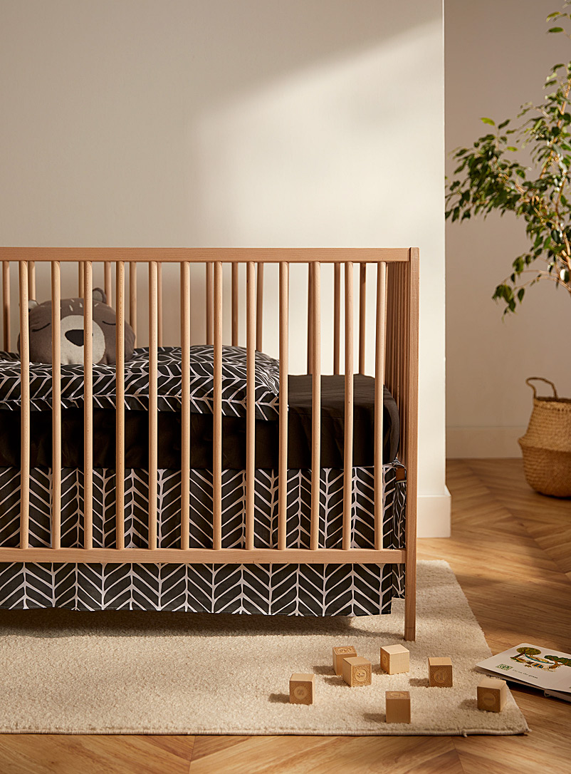 Perlimpinpin: L'ensemble de lit pour bébé 4 pièces Couette, housse de couette, drap contour et jupe de lit Gris assorti