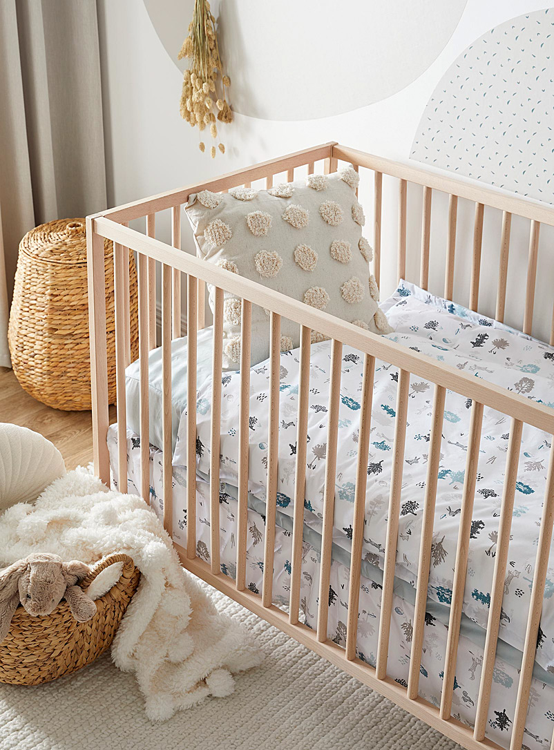 Perlimpinpin: L'ensemble de lit pour bébé 4 pièces Couette, housse de couette, drap contour et jupe de lit Bleu assorti